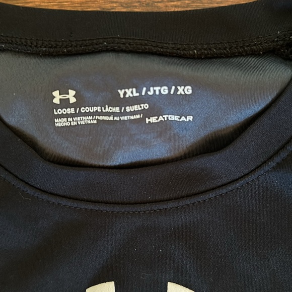 Boys youth XL Under Armour heat gear performance t shirt - Picture 2 of 5